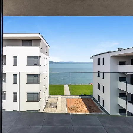 Apartment Side Luxury Steps To The Lela - Happy